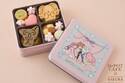 Q-pot CAFE.「カードキャプターさくら」クッキー缶、“ケロちゃん＆スッピー”の焼き菓子など