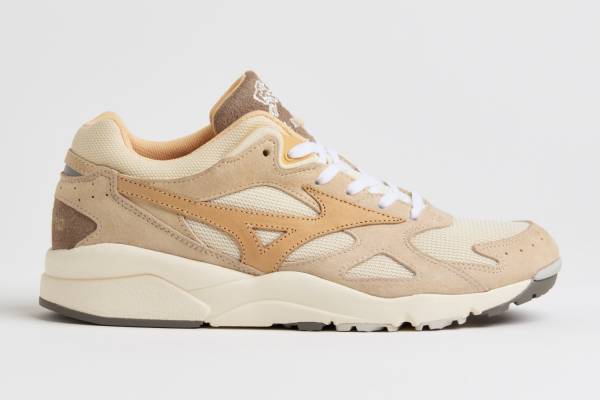 イル ビゾンテ×ミズノのコラボスニーカー「スカイ メダル」“濃淡グレージュ”のヌバックアッパーで
