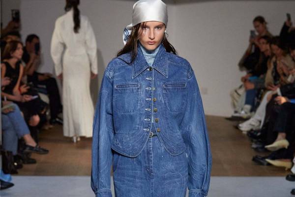 マメ クロゴウチの24年春夏デニム、草花をエンボス加工した気品漂うジャケットやフレアパンツ