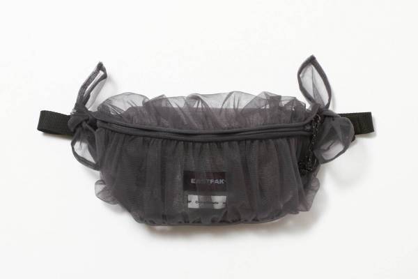 チカ キサダ×イーストパックのコラボバッグ、たっぷりのチュールをあしらったウエストポーチ＆ショルダー