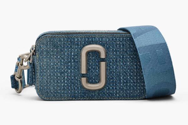 マーク ジェイコブス“クリスタルきらめく”デニムの「スナップショット」バッグ、ジーンズやスニーカーも