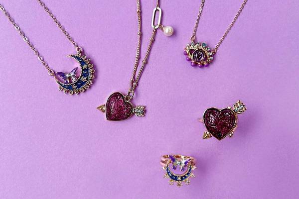 アナ スイ「神秘的な世界」着想のお守りアクセサリー、“月と蝶”モチーフのネックレス＆獅子リング