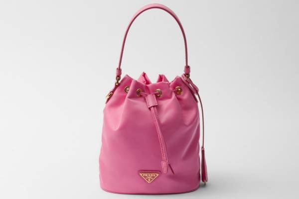 「プラダ リエディション 1978」24年春夏バッグ、“アーカイブ着想”のバケットバッグ＆トートなど