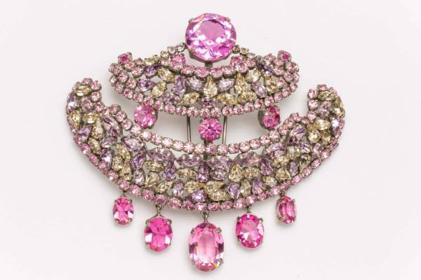 コスチュームジュエリーの展覧会が愛知県美術館で、シャネルやポワレなど約450点集結