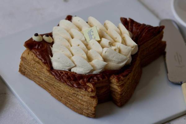 仏産発酵バター・エシレ専門店「エシレ・メゾン デュ ブール」バタークリーム＆苺の魚型パイ