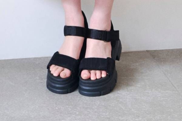 UGGの厚底ストラップサンダル「アシュトン アンクル」にオールブラック 