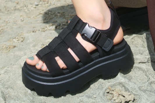 フレイ アイディー×UGG、“ロゴ入り”厚底ストラップサンダルが限定ブラックカラーに