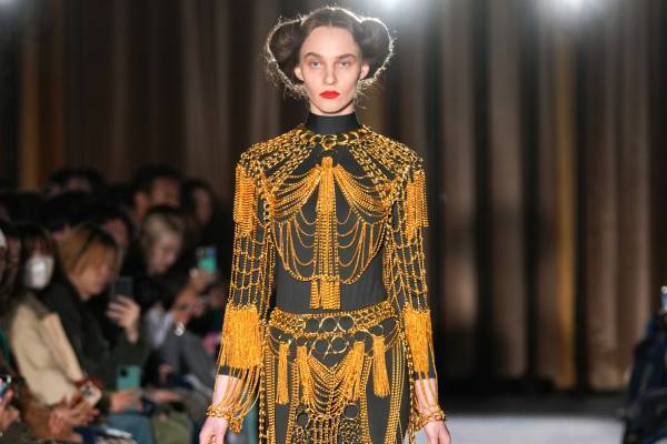 フミエ タナカ2024年秋冬ウィメンズコレクション - 誰かの心に残る香り、まるで古本のように