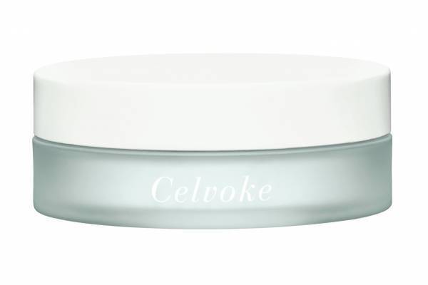 セルヴォーク24年夏ベースメイク、ブルーの冷感フェイスパウダーで“トーンアップした”サラすべ肌へ