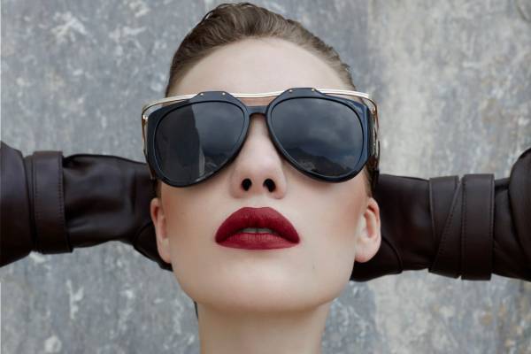 サンローラン新作サングラス「アメリア」ヴィンテージ着想のドロップレンズ、“YSL”ロゴを配して