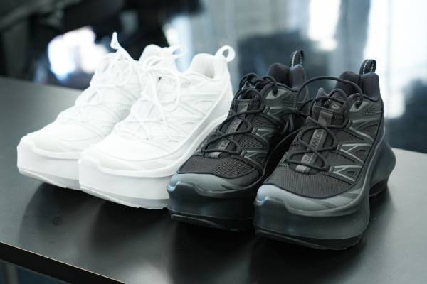 コム デ ギャルソン×サロモン24年秋冬シューズ「XT-6  エクスパンス」厚底の白＆黒スニーカー