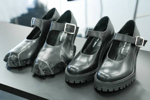 コム デ ギャルソン×キッズ ラブ ゲイトのベルト付きヒールシューズ、レザーをかぶせたアッパー