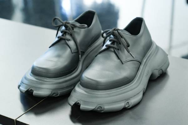 コム デ ギャルソン×仏フィレオのダービーシューズ、レザーアッパーに構築的な厚底ソール