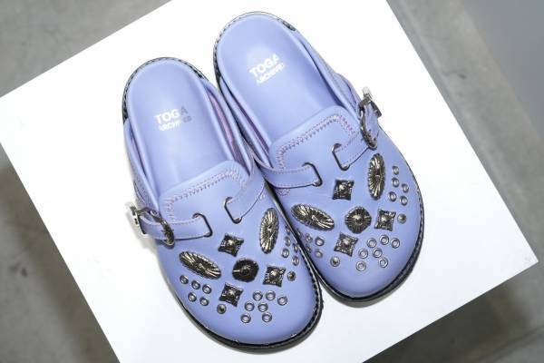 「TOGA」旗艦店が東京・青山にオープン、ストーン付きレザーバッグやポーターとのコラボバッグも