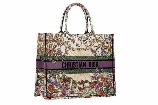 ディオールのアイコンバッグ「ディオール ブックトート」新作、“春夏秋冬”それぞれを描いた刺繍で