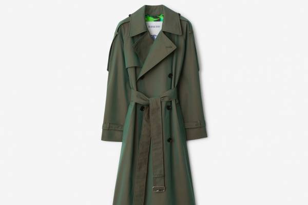 バーバリーから英国国王の私邸庭園「ハイグローブ・ガーデン」着想プリントのトレンチコート＆スカーフ