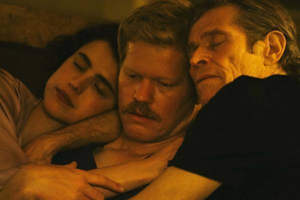 ヨルゴス・ランティモスの映画『憐れみの3章』エマ・ストーンとのタッグ再び、信念や支配がうごめく3部作