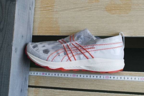 アシックス×建築家・隈研吾の新作シューズ、ゴムひも＆2重構造アッパーの変形するスニーカー