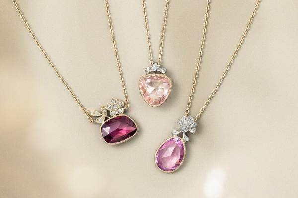 アベリ“大粒ピンクサファイア”主役の1点ものネックレス、ティアラ風ダイアモンドをオン