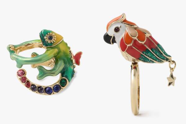 アナ スイ24年春アクセサリー、抱きつき“カメレオン”イヤーカフ＆指元に佇む“オウム”リングなど