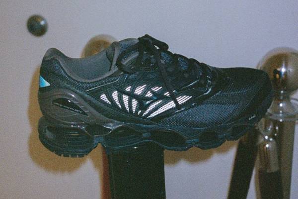 ミズノ×ヴァイナルアーカイブのコラボスニーカー、多彩な素材を用いた異素材MIXアッパー