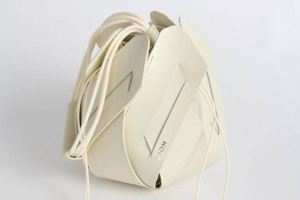 ウジョーから初のバッグ、“花のツボミ”型バッグ＆大ぶりボールチェーン付きポーチ