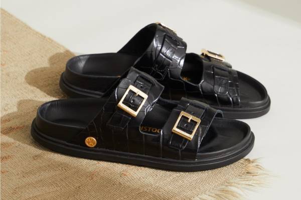 ビルケンシュトックのユナイテッドアローズ限定サンダル、エレガントな型押しクロコダイルレザー