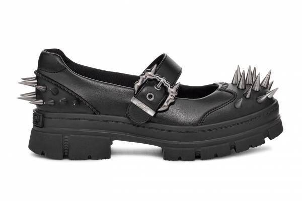 UGG×コリーナ ストラーダ、“動物の足”イラストの厚底サンダルやメタリックスパイクシューズ