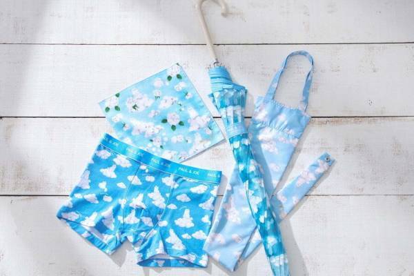 ポール & ジョー アクセソワ“ふわふわ雲に乗るネコ”柄、青空カラーのビニール傘＆ホームウェア