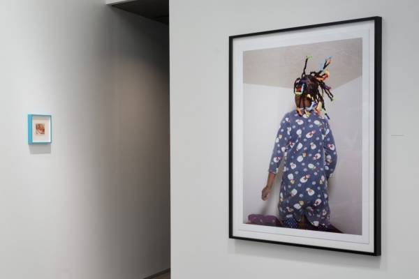 ボッテガ・ヴェネタ×写真家アレック・ソスの写真展が神宮前で開催、24年夏コレクションを遊具と撮影