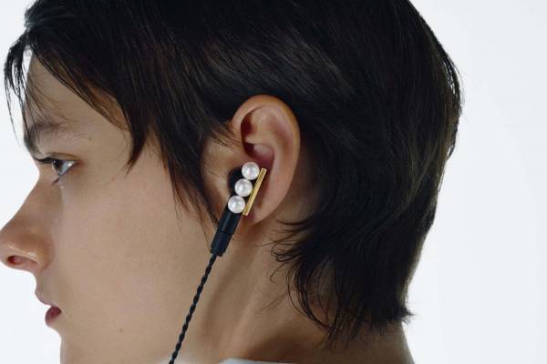 TASAKI“まるでジュエリー”限定イヤホン、艶やかな3連パール×ゴールドバーを配して