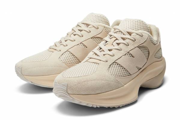 オーラリー×ニューバランスのスニーカー「ワープドランナー」ワントーンの“レザー×メッシュ”アッパーで