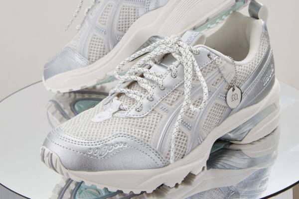 アシックスのスニーカー「GEL-1090v2」スナイデル限定カラー、シルバー基調のアッパー