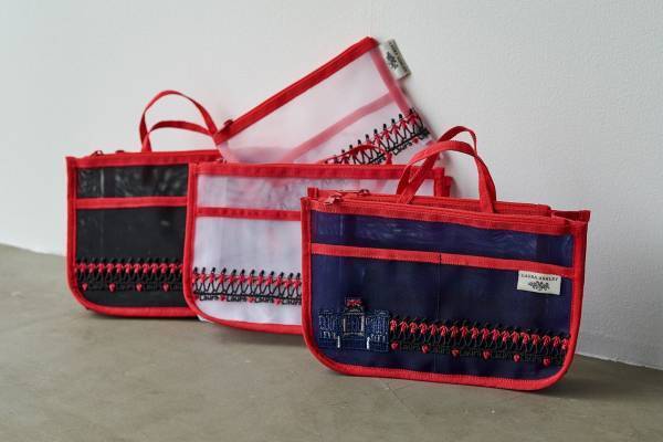 ローラ アシュレイ“英国近衛兵が行進する”サコッシュやバラ柄ポーチ、近沢レース店とコラボ