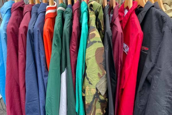 「下北沢古着マーケット＋」コートやジャケットなど春アイテムが集結、下北沢駅前にて開催