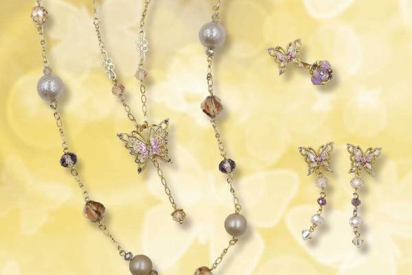 アナ スイ“蝶モチーフ”のアクセサリー、ベージュトーン×パールやガラス連ねたネックレスなど