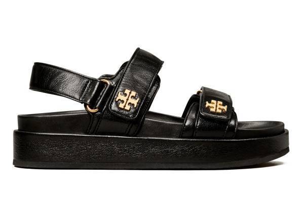 トリー バーチ24年春夏シューズ、レザーサンダル＆“クローバー入り”スニーカーに新色
