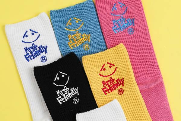 タビオ×ミスター・フレンドリーの靴下、大きめ刺繍入りや愛らしい表情の総柄プリントソックスなど
