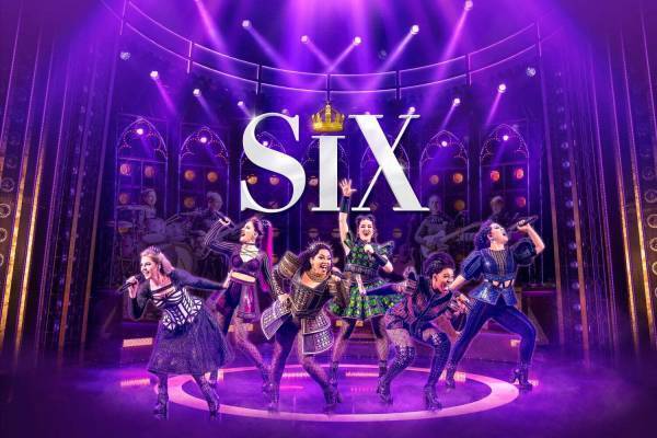 ミュージカル『SIX』日本初上陸 - 英国王ヘンリー8世の“6人の妻”がガールズバンド結成