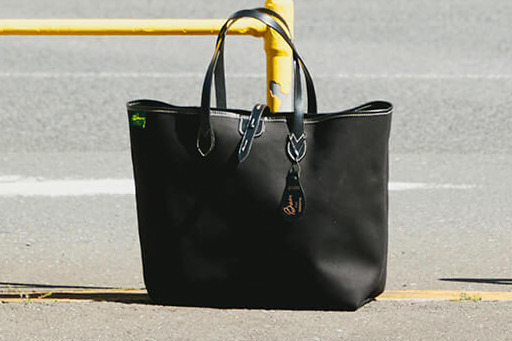 ノンネイティブ×ブレディ、白ステッチを配した“オールブラック”大容量トート＆ショルダーバッグ
