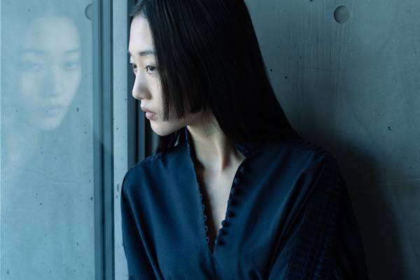 マメ クロゴウチ“テープ刺繍”フレアドレス＆ドレープ際立つ切り替えドレス、伊勢丹新宿店＆直営店限定で