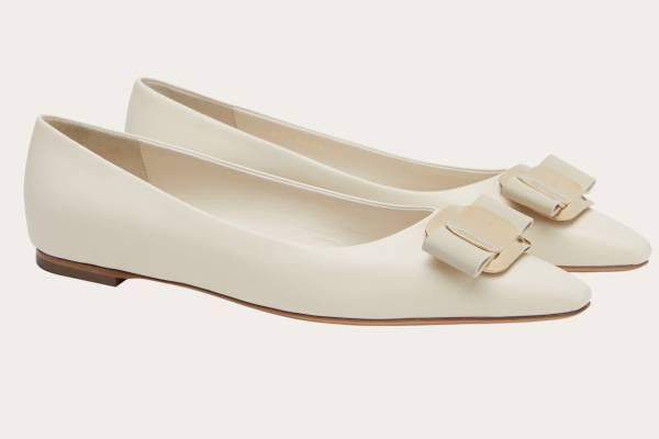 フェラガモ“リボン”モチーフのアイコンシューズが24年春に進化、大ぶりのメタルプレート×新ロゴ