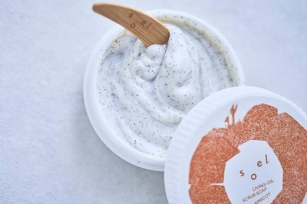 ソエル人気の“とろ～り”生せっけんに24年夏の新作、天然アプリコットスクラブ配合でもっちり肌に