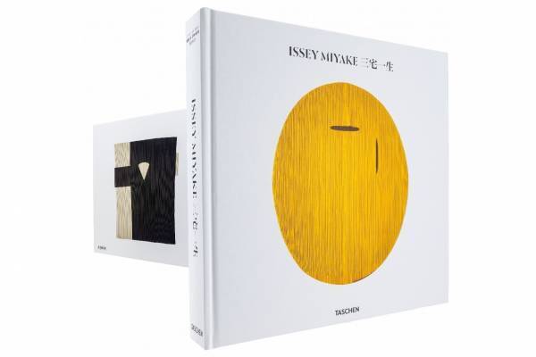 書籍『ISSEY MIYAKE 三宅一生』刊行記念展が六本木で、「リズム・プリーツ」やポスターを展示