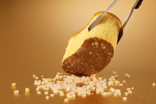 「東京ばな奈カステラ」が復活、ころんと“東京ばな奈型”バナナ香る生地＆ザラメで