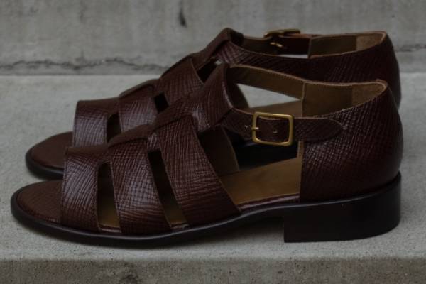 レインメーカーの24年春夏、“型押しレザー”のグルカサンダル＆ローラーバックルベルト