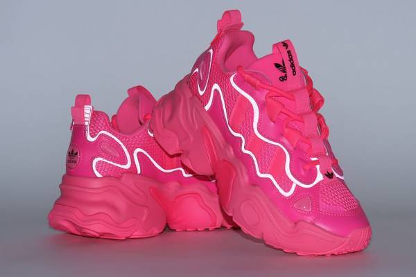 アディダス オリジナルス「オズテミス」厚底スニーカーに新色、鮮やかピンクで