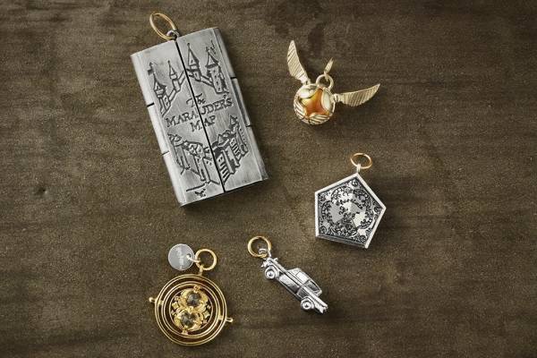 映画『ハリー・ポッター』×アガットコラボジュエリー、4つの寮の紋章ピアスや忍びの地図チャーム