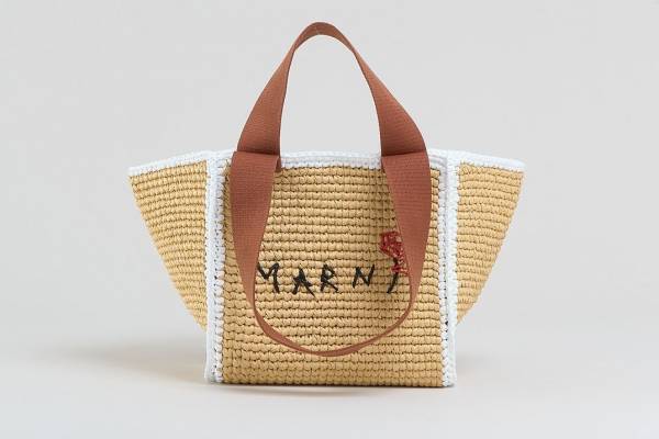 マルニの新作ウィメンズかごバッグ、“ハンドステッチ”風ブランドロゴ＆“花”モチーフ