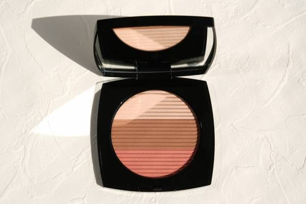 シャネル「レ ベージュ」24年夏コスメ、マルチに使える“太陽着想コーラル系”の3色フェイス パウダー